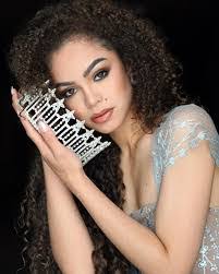 Renee Therrien's Instagram, Twitter & Facebook