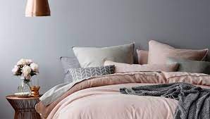 Chambre rose et gris, couleur peinture mur gris, deco murale, couleur peinture chambre adulte blanc, lit gris, plaid gris, parure de lit soe. Utiliser Le Gris Et Le Rose Dans Une Chambre D Adulte My Blog Deco