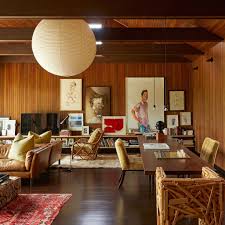 An Understated Beach House That Artfully Breaks Convention In The Hamptons Mid Century Living Room Decor House Interior Mid Century Living Room