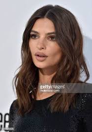 Model Actress Emily Ratajkowski Arrives At The Premiere Of Stx Films I Feel Pretty At Westwood Village Theatre Meduim Length Hair Brunette Hair Hair Lengths
