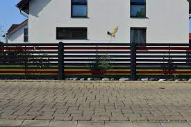 der moderne zaun bielefeld aus aluminium gefertigt hier in einer zweifarbigen variante als hingucker designzaun z aluminium zaun alu zaun moderner zaun