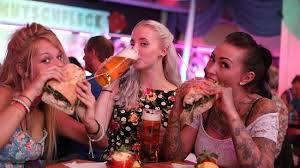 Unter dem begriff deutsche küche werden verschiedene regionale kochstile und kulinarische spezialitäten in deutschland zusammengefasst. Deutsche Kuche In Berlin Knutschfleck Berlin Geburtstag Club Best Bar Best Cocktails Weihna Picture Of Knutschfleck Berlin Tripadvisor