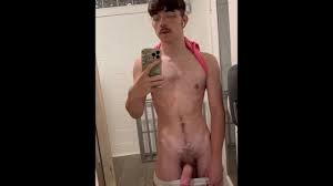 Twink deixa uma carga na pia do ginásio após o treino