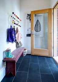 Eine garderobe die wie der erste strich flüssiger wandfarbe aussieht, das ist eine tolle idee. Moderne Flurmobel Ausgefallene Garderobe Ideen Archzine Net
