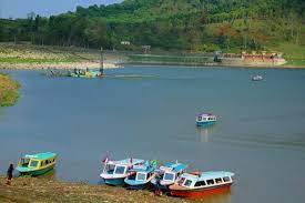 ꦏꦸꦛꦩꦭꦁ) is a city in the indonesian province of east java.it has a history dating back to the age of singhasari kingdom.it is the second most populous city in the province, with a population of 820,043 at the 2010 census and 843,810 at the 2020 census. Malang Merdeka Com Bersantai Dan Bersenang Senang Di Waduk Selorejo