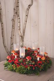Adventskranz Aus Koniferenzweigen Vogelbeeren Blauem Physalis Zierapfeln Und Hauswurzen Foto C Uzwe Diy Deko Weihnachten Ard Buffet Basteln Deko Weihnachten