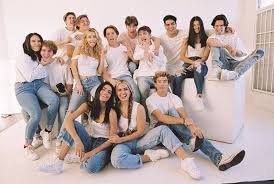 Hype House In 2020 Friend Photoshoot Bff Pictures Famous Girls