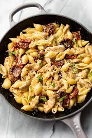 This Sun Dried Tomato Chicken Pasta Has Fresh Basil Plenty Of Parmesan Cheese And A Tasty Sauce That S Not T Tasty Dishes Sun Dried Tomato Easy Chicken Pasta