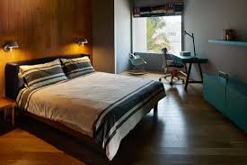 Kami akan memberikan contoh melalui beberapa ide dekorasi kamar tidur sempit berikut ini. Inspirasi Desain Interior Kamar Tidur Dengan Lantai Parket Yang Memberi Kehangatan Arsitag