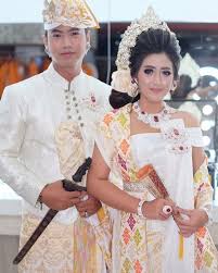 Rumah adat bali sama seperti rumah adat lain di indonesia, yaitu memiliki nilai filosofi yang tinggi. Mengenal Nama Pakaian Adat Bali Berdasarkan Fungsi Tingkatannya