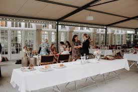 Das schlosscafé im palmenhaus mit kulinarischen genüssen aus aller welt, in einem einzigartigen ambiente mit blick auf das nymphenburger schloss. Carolin Julian Elegante Hochzeit Im Botanischen Garten The Same Sky Com