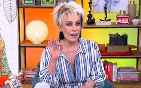 Battaglini fez questão de dizer que a apresentadora está bem, com sintomas leves, e que já foi vacinada com as duas doses do imunizante. Ana Maria Braga Speaks Up After Being Hospitalized With Covid 19 Prime Time Zone Entertainment Prime Time Zone