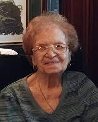 Elizabeth Geri's Instagram, Twitter & Facebook