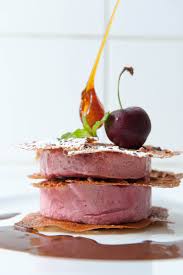 Et La Cerise Sur Le Chapeau Une Image D Un Bon Dessert Que Confectionne Le Restaurant Au Chapeau Rouge A Chino Bon Dessert Gastronomie Cuisine Gastronomique