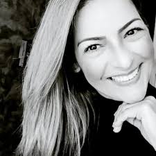 Motorista de entregas se NEGA a ligar ar-condicionado do carro para não  derreter bolo de cliente.