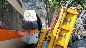 Mencemari tanah, air tanah dan makhluk bawah tanah. Akibat Truk Lalai Terjadi Kecelakaan Kereta Api Di Taiwan 50 Orang Tewas