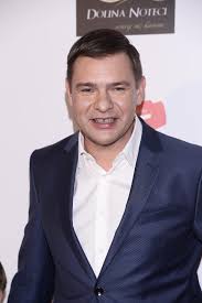 Mem o tematyce diastema, emotikon, emotikony, karolak, tomasz karolak, xd, obrazek związany ze słowami diastema, zębami, przerwa i karolak, a także przypisany do kategorii gry słowne, gwiazdy. Odmieniony Tomasz Karolak Na Premierze Listy Do M 3 Aktor Zalozyl Aparat Ortodontyczny Na Zeby