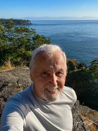 I did the Lighthouse Point Loop Trail just for exercise yesterday. I didn't  even take my camera and backpack with me, and that's a first. It was an  after dinner hike, and