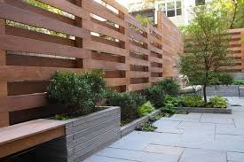 Moderner Sichtschutz Garten Hoher Brauner Zaun Sitzbank Grauer Karierter Fusspfad Sichtschutz Modern Gartengestaltung Sichtschutz Garten