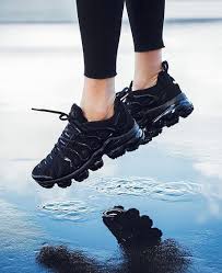Black And Gold Vapormax Plus Outfit Emoji To Describe The Air Vapormax Plus Sporty Outfits Black Nikes Nike Air Vapormax Nike Air