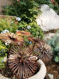 95 Rostige Gartendeko Ideen Fur Ein Bezauberndes Vintage Exterieur Wohnideen Und Dekoration Schrottplatzkunst Gartenskulptur Garten Deko