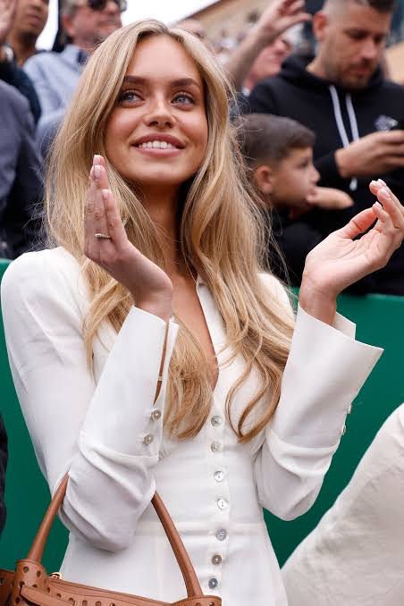 Laila Hasanovic deslumbra en Montecarlo con el perfecto look Costa Azul:  vestido camisero, 'mules' y bolso cesta para recibir el abrazo de Jannick  Sinner | Vogue España