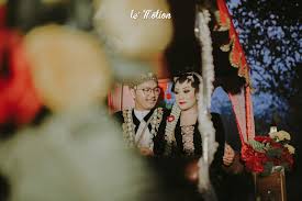 17 foto prewedding outdoor silvi dhanan konsep jawa minang di candi via poetrafoto.wordpress.com. 84 Foto Prewedding Pernikahan Adat Jawa Energyofakad