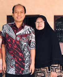 Kepala keluarga adalah ayah dan anggota keluarga adalah ibu dan anak. Jarang Terekspos Ini 7 Kedekatan Sutopo Purwo Nugroho Dengan Keluarga