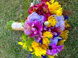 E hoje em dia existe você pode montar um buquê com flores amarelas, vermelhas, brancas, rosas, roxas, lilás, laranja ou até mesmo colorido. Buque Flores Coloridas