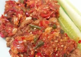 8 the chili pepper, garlic, shallot and tomato are often freshly ground using a mortar, while the terasi or belacan (shrimp paste) is fried or burned first to kill its pungent smell as well as to. Cara Mudah Memasak Sempurna Ayam Geprek Sambal Bawang