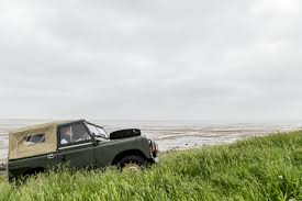 Presentator en journalist jort kelder is blij dat de waddeneilanden vooralsnog niet op slot gaan. Fotoverhaal Jort Kelder Hoort Bij Terschelling Net Als Zijn Land Rover
