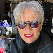 👐❤ . . . . . . #Netflix . #jenniferlopez #alexandradaddario #AngelinaJolie  #MeganFox #margotrobbie #chrisevans #ChristianBale #AnneHathway #BrieLarson  #ScarlettJohansson #elizabetholsen See less