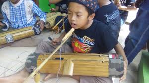 Bukan hanya digunakan untuk kepentingan bersawah, para karuhun memainkan karinding ini dalam ritual atau upaca adat. Alat Musik Tradisional Celempung