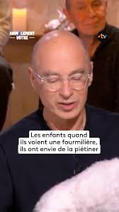Étretat, ses falaises somptueuses…et ses million de touristes !  Aujourd'hui, le village de Seine-Maritime est l'un des lieux les plus  mentionnés sur Instagram. Le site connaît régulièrement des pics de  fréquentation à