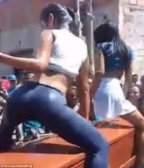 Смотрите видео meninas dancando 13 años онлайн. Festa No Funeral Garotas Fazem Dancinha Sensual Em Cima De Caixao Para Homenagear Morto Fotos R7 Hora 7