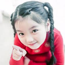 Cháu gái kiếm bộn tiền vì quá xinh, bà ngoại dẫn đi tiêm thuốc ức chế tăng  trưởng và cái kết khi trưởng thành