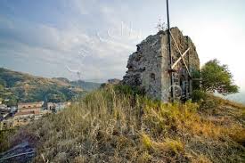 Dalla fortezza è possibile scorgere diverse aree come la parte superiore della valle dell'alcantara fino a randazzo e tutto il versante settentrionale dell'etna.il castello si sviluppa su due. Castello Grande Di Castiglione Di Sicilia Sicilia Castiglione Di Sicilia