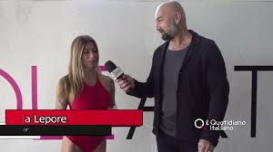 “Noi pazze sempre a testa in giù": la vita da poledancer nel nuovo libro di  Angela Lepore