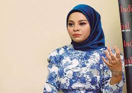 Siti sarah sepatutnya memotong gelang pada hari sama dimasukkan ke hospital. Siti Sarah Buat Sidang Media Khas Isnin Ini Untuk Jawab Isu