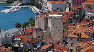 It is situated on a peninsula in the adriatic sea with a deep, sheltered harbour on the south side. Turismo Split As Belezas Da Maior Cidade Da Croacia