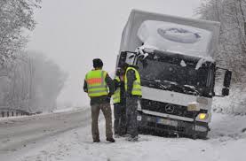 Der dachdecker deckt dein dach, drum dank dem dachdecker, der dein dach deckt. Der Regen Hat Den Schnee Durchnasst Im Wald Drohen Aste Unter Der Last Zu Brechen Auch Unter Dachern Ist Vorsicht Geboten Stuttgarter Zeitung