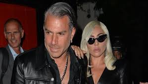 La extravagante cantante lady gaga, se comprometió con su novio taylor kinney en una pequeña cena rodeados de familiares y amigos cercanos. Lady Gaga Anuncia Que Se Casa Con Su Representante Christian Carino