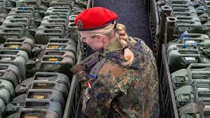 Die dienstgrade in der bundeswehr zeigen an, welchen rang soldatinnen und soldaten innehaben, zu welcher teilstreitkraft oder zu welchem organisationsbereich sie gehören und in einigen fällen sogar, welche tätigkeit sie ausüben. Nach Heftigen Protesten Weibliche Dienstgrade Sind Vom Tisch Deutscher Bundeswehrverband