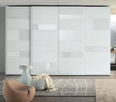 Moderner Kleiderschrank Mit Schiebeturen Und Hochglanz Elementen Kleiderschrank Hochglanz Weiss Kleiderschrank Hochglanz Schiebe Kleiderschrank