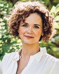 Dinah Bowen's Instagram, Twitter & Facebook