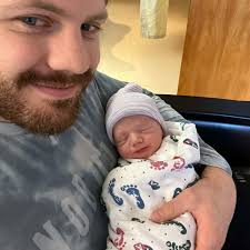 Enzo Oliver Carlson was born 11:52am