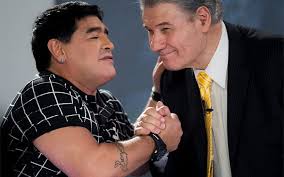 El periodista víctor hugo morales fue internado ayer en una clínica por una arritmia y deberá permanecer allí por unas 48 ó 72 horas por precaución, aunque se encuentra bien, según aclaró él mismo en una salida telefónica para su programa radial matutino. Victor Hugo Morales Archivos Am 750