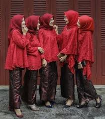 Rok terusan yang dikombinasikan dengan cape di bagian dada yang berbahan brokat ini sangat cantik sekali. 25 Model Baju Brokat Kombinasi Batik Modern 2020