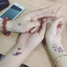 Vị trí xăm hình xăm đẹp mini có thể là ở ngón tay, trên cổ tay, cổ chân, sau gáy hay ở những chỗ thật thích thú khi cho người khác thấy được những hình xăm mini cho nữ trên cơ thể của mình phải. Hinh XÄƒm Dan Mini Tattoo Hoa Day Shopee Viá»‡t Nam