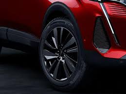 Upravo zbog toga, zaintrigirao nas je peugeot 3008 s novim 1.5 bluehdi od 130 ks, koji smo na izvestan način uporedili s još manjim benzinskim 1.2 puretech, iste snage! Novi Peugeot 3008 Otkrijte Peugeot Suv